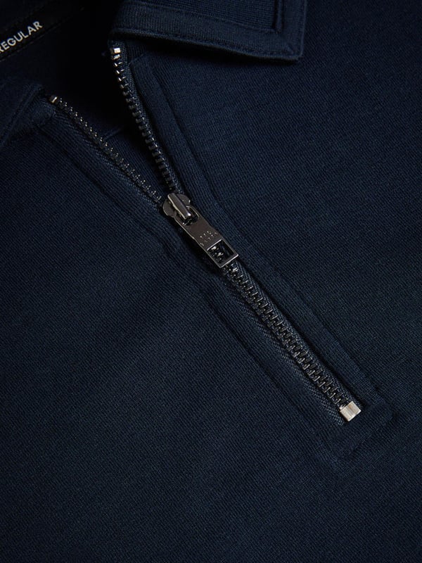 Het Karpol lange mouwen poloshirt voor heren van Ted Baker in marineblauw biedt een verfijnde twist aan een klassiek kledingstuk. Gemaakt van een zachte modalblend stof, biedt deze polo uitzonderlijk comfort en een luxueus gevoel op de huid. Het heeft een klassieke kraag en een ritssluiting, wat een moderne draai geeft aan het tijdloze ontwerp. De lange mouwen maken het een veelzijdig stuk, geschikt voor zowel casual als smart-casual looks, en zorgt voor stijl en comfort bij elke gelegenheid.