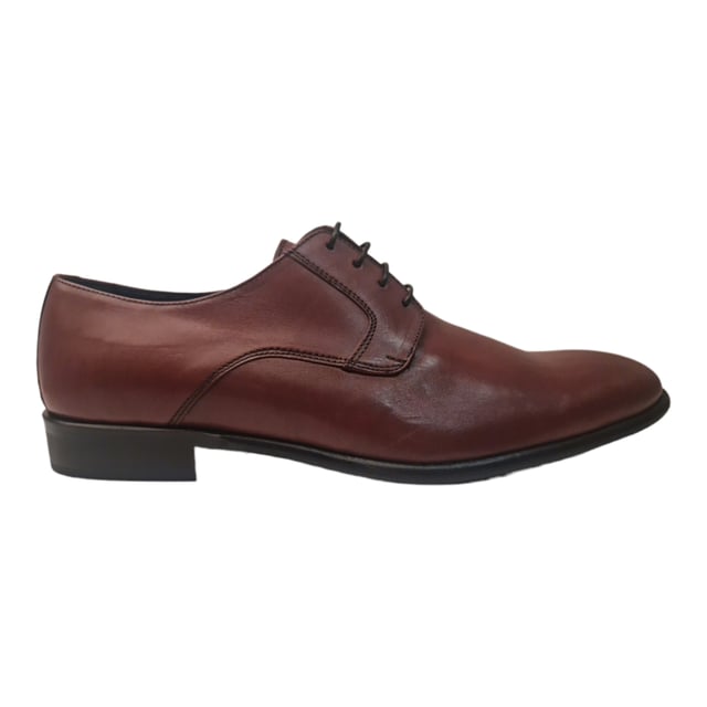 Zapato oxford de hombre con detalles de costuras en la zona alta y baja del empeine con cierre de cordones. Cuenta con una cómoda suela y una planta antideslizante.