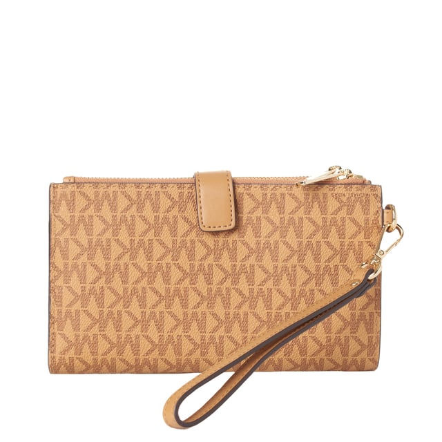 Cartera de mano Michael Kors con un icónico estampado de logotipos que aporta un toque distintivo y sofisticado. Diseñada para combinar elegancia y funcionalidad, es perfecta como monedero grande mujer o cartera con correa de muñeca para un uso versátil y práctico.

Características:

- Estampado con el icónico logotipo MK en toda la superficie, que realza su diseño exclusivo y moderno.
- Cierre de botón seguro, que garantiza que la cartera permanezca cerrada en todo momento.
- Ranura interior con cierre de botón para funda de teléfono, ideal para llevarlo protegido y accesible.
- 1 ranura transparente para identificación, perfecta para documentos de fácil acceso.
- 6 ranuras para tarjetas, que permiten organizar de forma eficiente tus tarjetas más importantes.
- 2 compartimentos con cierre de cremallera, ideales para organizar y proteger tus pertenencias de forma segura.
- 2 compartimentos multiusos interiores, ideales para billetes, recibos u otros artículos.
- Correa de muñeca extraíble de 7 pulgadas, que permite llevarla cómodamente en la mano o dentro de un bolso.
- Logo metálico frontal grabado, que aporta un detalle elegante y distintivo.

Una cartera de mujer funcional y sofisticada, con un diseño icónico y múltiples compartimentos para mantener tus pertenencias organizadas. Perfecta como monedero grande mujer y cartera con correa de muñeca, ideal para quienes buscan estilo, organización y versatilidad en su día a día.
 Medidas: 89.4% PVC, 9.6% Poliéster, 1% Poliuretano
 Composición: 100% Piel
 Cuidados:
- Limpiar con un paño suave y ligeramente húmedo.
- Evitar el contacto prolongado con agua, perfumes o productos químicos.
- Evitar la exposición directa y prolongada al sol o fuentes de calor.