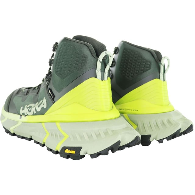 De Hoka Tennine Hike Gore-Tex Heren Groene Laarzen zijn premium outdoorschoenen ontworpen voor wandelen en trektochten in verschillende omstandigheden. Hier zijn enkele belangrijke kenmerken en details van deze wandelschoenen:

 Gore-Tex Technologie:  Deze laarzen zijn uitgerust met Gore-Tex technologie, bekend om zijn waterdichte en ademende eigenschappen. Deze technologie zorgt ervoor dat je voeten droog en comfortabel blijven in nat en uitdagend terrein.

 Duurzame en ondersteunende constructie:  De Hoka Tennine Hike laarzen zijn gebouwd met duurzaamheid en ondersteuning in gedachten. Ze zijn meestal gemaakt van robuuste materialen, waaronder een verstevigd bovenwerk en een stevige buitenzool, om de eisen van het wandelen te weerstaan.

 Maximale demping:  Hoka staat bekend om zijn maximale demping, en deze laarzen zijn daarop geen uitzondering. Ze bieden uitstekende schokdemping en ondersteuning, waardoor je voeten en gewrichten tijdens het wandelen minder worden belast.

 Veelzijdige tractie:  De buitenzool van deze laarzen heeft vaak een robuust en multidirectioneel lugpatroon, dat superieure tractie biedt op verschillende oppervlakken, waaronder rotsachtige paden en glad terrein.

 Beschermende veiligheidsneus:  Veel wandelschoenen, waaronder de Tennine Hike, hebben een beschermende veiligheidsneus om je tenen te beschermen tegen stenen en obstakels op het pad.

 Mid-cut ontwerp:  Het mid-cut ontwerp van deze wandelschoenen biedt ondersteuning en stabiliteit voor de enkels en vermindert het risico op verstuikte enkels op oneffen terrein.

 Vetersluiting: Met de traditionele vetersluiting kun je de pasvorm van de laarzen aanpassen voor extra comfort en veiligheid tijdens wandeltochten.

 Groene kleur: De groene kleur van deze laarzen wordt vaak geassocieerd met avontuur in de buitenlucht en past goed bij de natuurlijke omgeving.

 Ademende voering:  De Gore-Tex voering zorgt niet alleen voor waterdichtheid, maar ook voor ademend vermogen en voorkomt vochtophoping in de laarzen.

 Verkrijgbaar in verschillende maten:  Hoka biedt meestal verschillende maten om wandelaars met verschillende voetmaten tegemoet te komen.

De Hoka Tennine Hike Gore-Tex Groene Herenlaarzen zijn een uitstekende keuze voor outdoorliefhebbers die graag wandelen in verschillende omstandigheden. Of je nu ruige paden verkent, door natte omgevingen wandelt of lange afstanden aflegt, deze laarzen bieden de duurzaamheid, het comfort en de bescherming die nodig zijn voor een geslaagde wandelervaring.