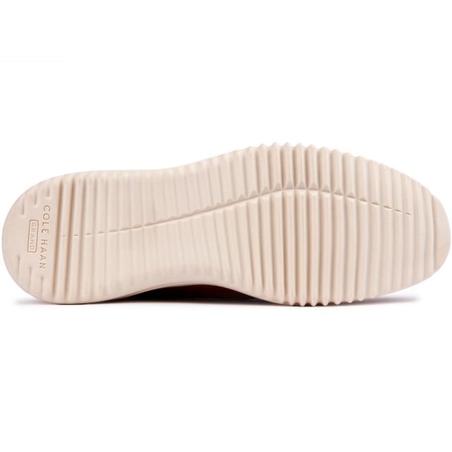 Luce elegante y siente la comodidad con los zapatos Grand+ Wingtip de Cole Haan. Confeccionadas con cuero nobuck rico con detalles brogue clásicos, estas puntas con cordones se realzan con la entresuela de EVA que amortigua cada paso. La plantilla moldeada reconforta tus pies mientras que la suela de goma proporciona tracción. Sumérgete en la sofisticación y camina erguido con lo mejor de Cole Haan.