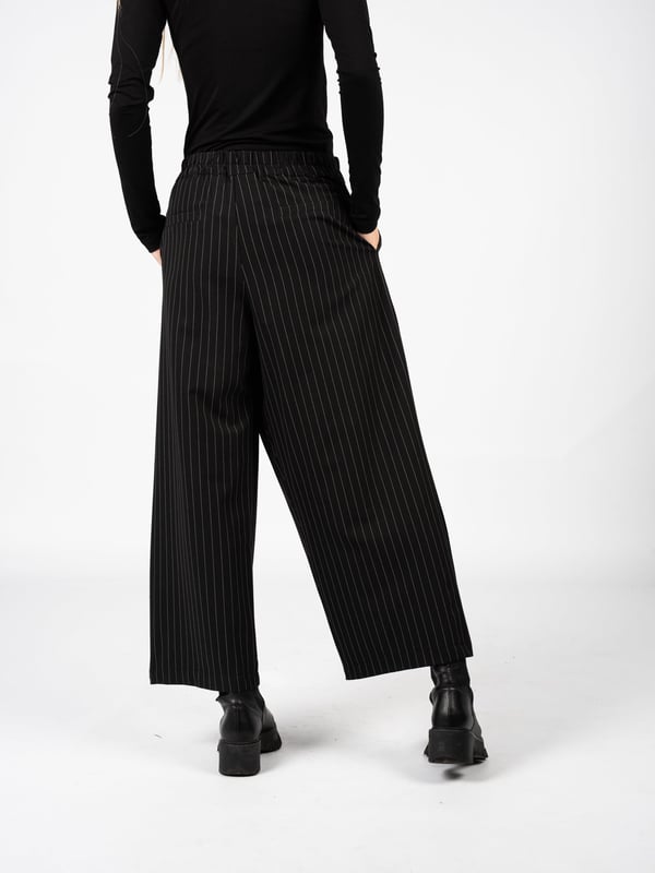 Einfacher Schnitt
Mit tiefem Schritt
Mit weiten Culotte-Beinen
Mit eingearbeitetem Gummibund im Bund
Mit formenden Abnähern
Mit einer Wickelklappe verschlossen
Vorne zwei Taschen, hinten zwei eingelassene
Aus hochwertigem Stoff gefertigt
Hergestellt in Italien
