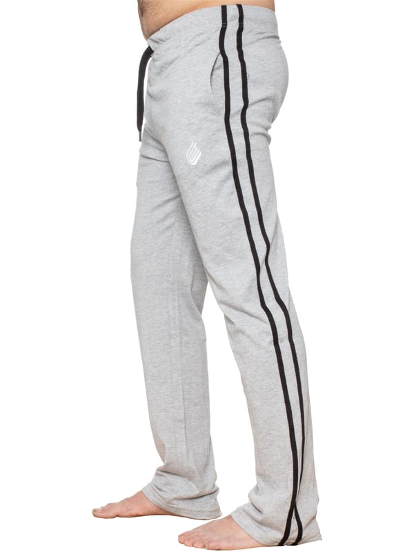 These Regular fit EZLP586 Lounge pants feature classic contrast stripes to sides, 2 side pockets, cotton blend for superior comfort, adjustable waist with drawstrings