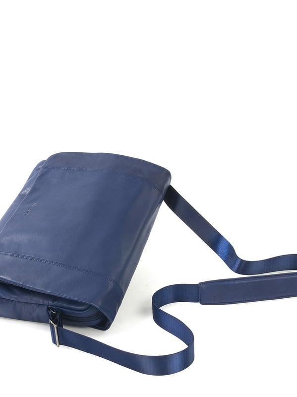 unisex Crossbody tas met magnetische knoopsluiting. twee open binnenzakken. één voorkant met externe zakken met ritssluiting. verstelbaar in lederen schouderband. ontbrekend handvat. een binnencompartiment.  extern materiaal. polyester binnenkant. Afmetingen: 41x30x7 cm. Modeproduct