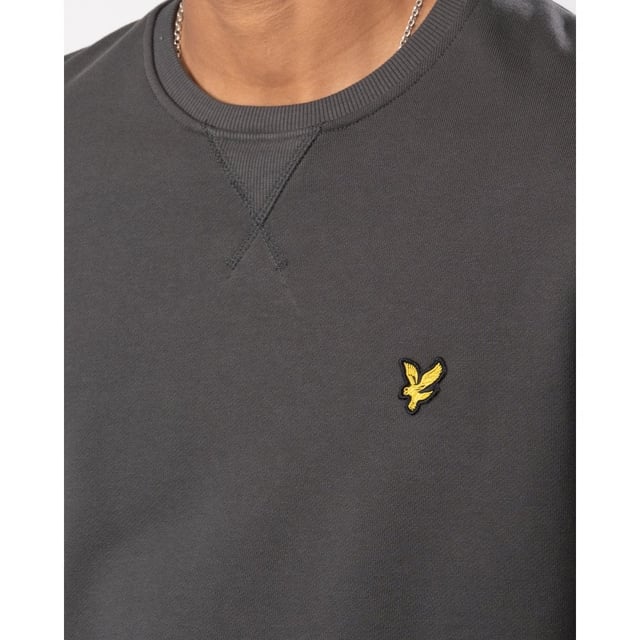 Lyle & Camp; Scott hat über 100 Jahre technisches Fachwissen in seine Produkte einfließen lassen, um Qualität mit Stil und typisch britisch zu sein. Die Herstellung traditioneller Kleidungsstücke wurde mit einer Injektion zeitgenössischer Ästhetik versehen, mit dem ikonischen Golden Eagle-Logo, an dem Sie sofort erkennen, dass Sie eine angesehene Marke tragen.Das Sweatshirt mit Rundhalsausschnitt ist ein gehobenes Kleidungsstück, das aus weicher Bio-Baumwolle für natürlichen Komfort gefertigt wurde und sich perfekt für den täglichen Gebrauch eignet. Es hat einen klassischen gerippten Rundhalsausschnitt, lange Ärmel und gerippte Abschlüsse. Das Sweatshirt ist mit dem kultigen Golden Eagle-Logo auf der Brust versehen. -Reguläre Passform -Organische Loopback-Baumwolle -gerippter Rundhalsausschnitt -lange Ärmel -gerippte Bündchen und Saum -Lyle & Scott Branding