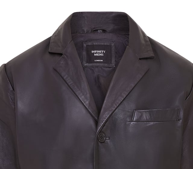 Una gran opción para crear un look sofisticado para ocasiones más formales, esta chaqueta blazer está confeccionada en nuestro cuero napa de grano completo de primera calidad. Con un solo pecho y bolsillos con solapa ubicados en la cintura, esta chaqueta viene con las características tradicionales apreciadas. Esta chaqueta también ha sido diseñada en una silueta delgada como es tradicional para las chaquetas de tres botones de estilo europeo y está ajustada en la cintura para lograr el ajuste perfecto. Cuatro botones en cada puño abierto y una sola abertura en la parte trasera de la chaqueta también se introdujeron para garantizar la comodidad y el ajuste ideal. Para el estilo, nuestra recomendación es seguir la regla de "a veces, siempre, nunca" para abrochar los tres botones para lograr el mejor look. • 100% cuero napa ultra suave de primera calidad • Blazer formal de un solo pecho con tres botones • Cuatro botones en cada puño y una sola abertura en la parte trasera de la chaqueta