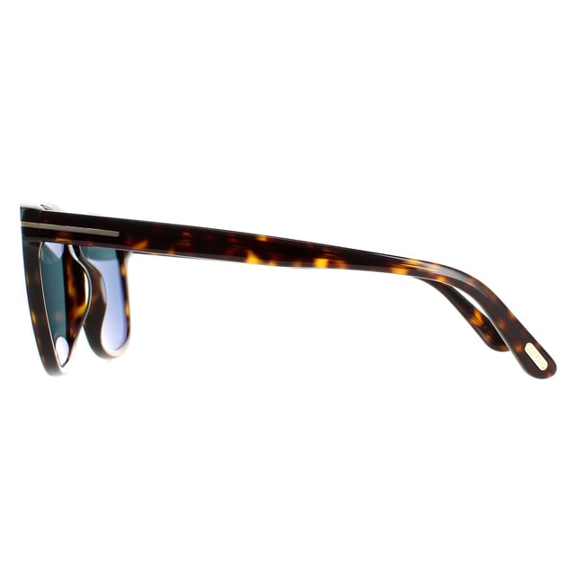 Tom Ford Square Mannen Dark Havana Blue FT0930 Gerard zonnebril zijn een klassieke rechthoekige vorm gemaakt van premium acetaat. Afgewerkt met een sleutelgatbrug en Tom Ford T -logo's op de tempels.