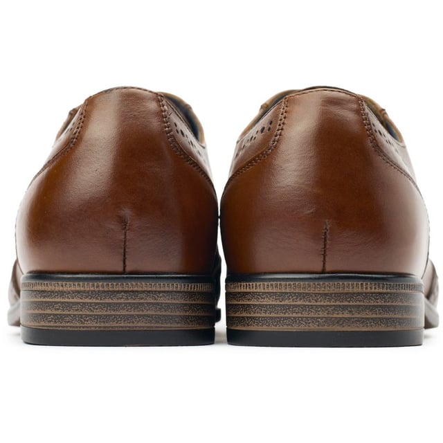 Zapatos Soletrader Logan para hombre en color tostado, fabricados en piel y suela de pvc. Presentan detalle brogue y parte superior de piel.