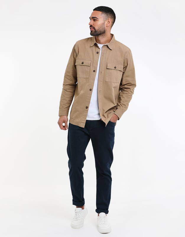 Modern and cool - that's exactly what this casual shirt from the Threadbare brand stands for. The patch flap pockets give it a casual and trend-conscious look. The subtle color choice makes it an absolute all-rounder. Whether in the office, in the city or at dinner - this shirt will always make a stylish impression.
