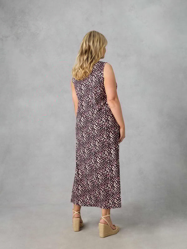 Printed all over in a pretty ditsy print, this maxi dress is cut from the softest of jerseys which moves beautifully. With a flattering column shape, it has a round neck for that all-important coverage, while its sleeveless shape allows you to keep cool in the warmer months. Side slits create space and movement, making this dress as comfortable as it is stylish.
