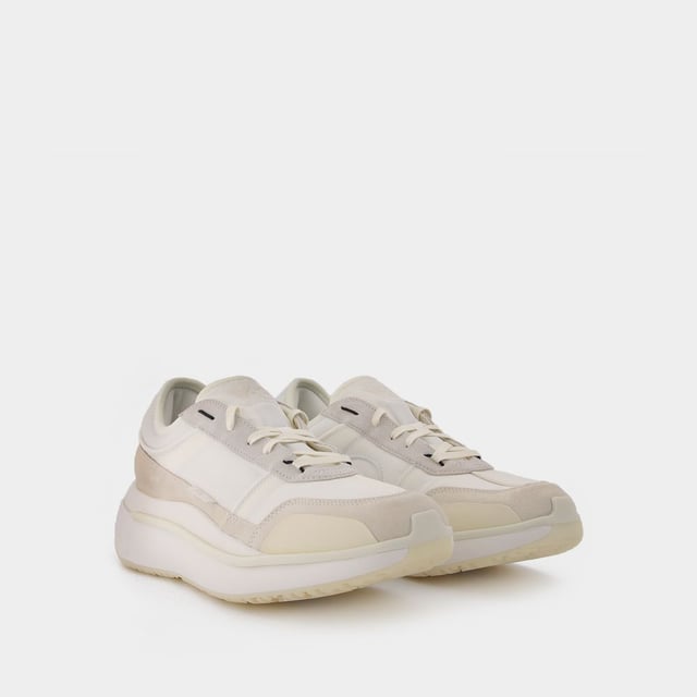 Straight Jeans + diese Turnschuhe + ein schwarzer Rollkragenpullover + goldfarbener Schmuck = die perfekte "Parisienne" Farbe : Blanc - Core White. Hauptmaterial: Synthetisches Wildleder aus Kalbsleder. Sohle: Gummi. Innenfutter: Baumwolle. Verschluss: Schnürsenkel oben. Zehe: rund. Passform: größengetreu - Europäische Größenanpassung.