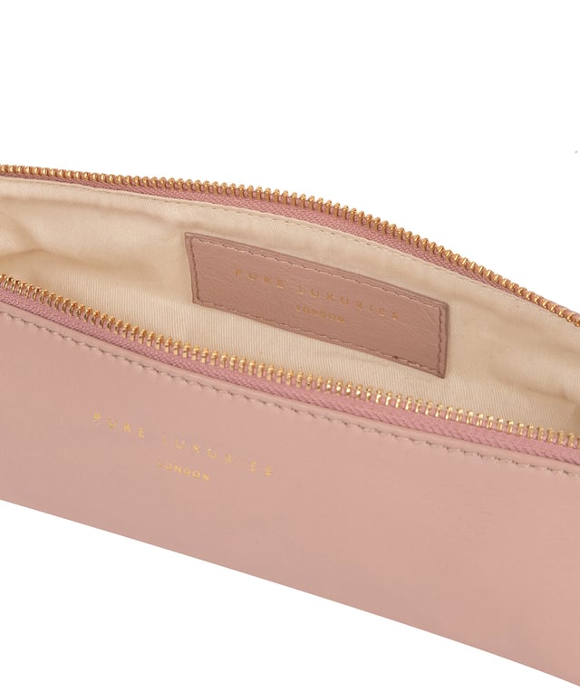 The 'Reeves' leather cosmetic brush bag is handcrafted from a luxurious smooth grain natural leather for a soft-touch and stylish finish. A flawless untreated, natural 100% cotton lined spacious central compartment is concealed and secured by a unique zip round top. Finished with the iconic Pure Luxuries gold foil embossed logo, for a striking finishing touch and presented in a 100% cotton branded Pure Luxuries pouch.