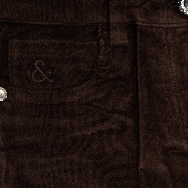 Long suede pants.
 Waistband with belt loops.
 Adjustable waistband with internal elastic.
 Button and zipper closure.
 Open pockets on the front.
 Open pocket on the back.
 Embroidered details on the back pockets.
 Composition: 98% Cotton.-2% Elastane.
 Care:
- Wash at max. 30ºC.
 - Do not use bleach.
 - Iron at low temperature.
 - Supports dry cleaning.
 - Do not use dryer.