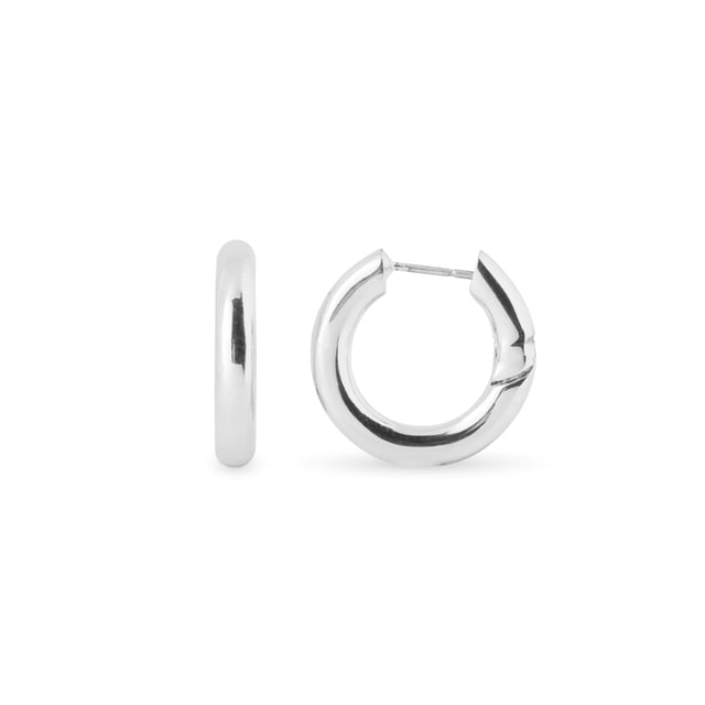 Aros sinem acabado en rodio. Essential encarna la sencillez refinada, piezas atemporales con líneas suaves y el brillo adicional de las circonitas. Joyas básicas sin pretensiones que son perfectas para el uso diario, pero también pueden funcionar en ocasiones especiales.