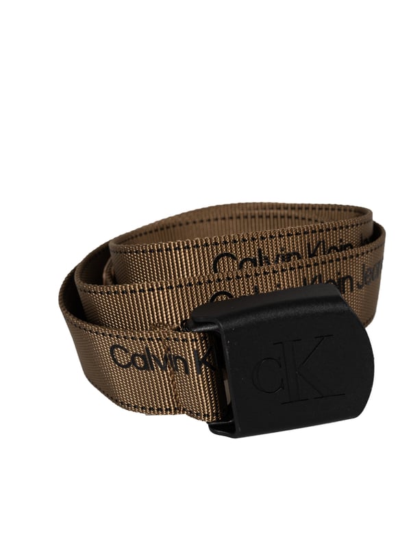 Deze stijlvolle leren riem is de perfecte aanvulling op een casual garderobe, die modieus design combineert met functionaliteit.
Het stevige logo-gesp zorgt niet alleen voor een gemakkelijke en veilige sluiting, maar is ook een opvallend decoratief element.
De subtiele, maar duidelijke merknaam op de hele lengte van de riem voegt een prestigieus karakter toe en is een herkenningsteken voor liefhebbers van mode.
Dankzij het gebruik van hoogwaardige stof garandeert deze riem duurzaamheid en stevigheid, zelfs bij dagelijks gebruik.