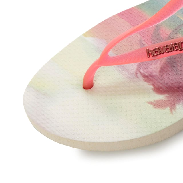 Make a splash poolside with this pretty landscape print flip flop. It comes with metallic brand logo, toe post strap and a tropical print.