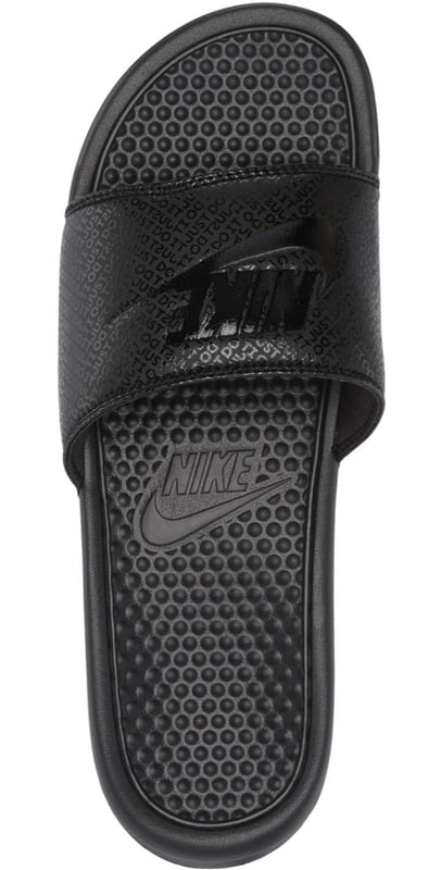 Nike Benassi Solar Soft Men's Slide hooks you up with a stand-out fractal design on the foot strap for style and on the footstep for added comfort. - - . The soft foam of the midsole and the jersey lining offer comfort so that you can enjoy a relaxed and first-class wearing experience.