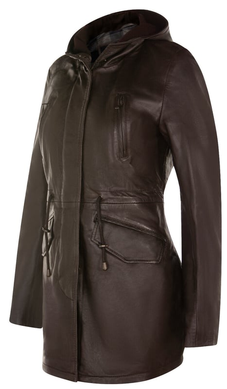 Experimente la sofisticación y la calidez con esta elegante chaqueta de invierno. Su diseño exterior rezuma un encanto refinado, ideal para quienes buscan elegancia en climas fríos. En el interior, un acogedor forro con patrón de cuadros garantiza calidez y comodidad, complementado con una cinturilla para mayor comodidad. La cremallera frontal está oculta debajo de una bragueta abotonada, lo que contribuye a una estética limpia y pulida. Aspectos destacados del diseño: confeccionada con 100 % piel de napa ultra suave de primera calidad para una calidad y comodidad excepcionales. Equipada con un cierre de cremallera YKK oculto y una capucha ajustable para una mayor protección contra los elementos. Cuenta con cuatro bolsillos exteriores con herrajes ocultos, lo que mantiene el aspecto limpio de la chaqueta. Un motivo de cordón en la parte delantera de la chaqueta agrega un toque de estilo y versatilidad. Esta chaqueta combina a la perfección estilo y funcionalidad, lo que la convierte en una excelente opción para quienes priorizan tanto la sofisticación como la calidez en su atuendo de invierno. Realce su guardarropa de invierno con esta pieza excepcional.