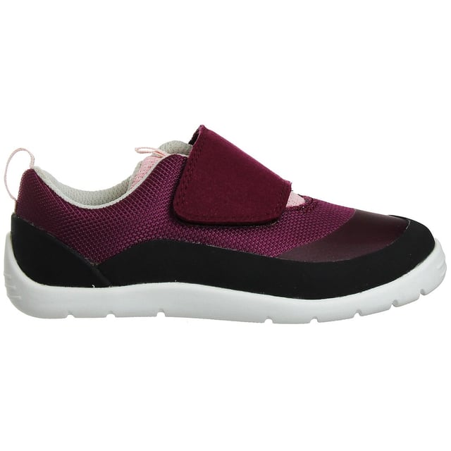 Los zapatos Clarks Play Trial Kids Pink son una opción elegante y cómoda de calzado diseñado específicamente para niños. Clarks es conocida por su calidad y compromiso con la comodidad, y estos zapatos reflejan esas cualidades. Aquí tienes una descripción de las características clave:

 Diseño rosa vibrante:  Estos zapatos vienen en un vibrante color rosa, añadiendo un toque divertido y enérgico al atuendo de tu hijo. El atrevido tono resulta atractivo para los niños y marca estilo.

 Construcción duradera:  Clarks es conocida por producir zapatos de alta calidad, y estos zapatos están construidos para soportar la naturaleza activa y dinámica de los niños.

 Plantilla acolchada:  Los zapatos vienen con una plantilla acolchada, que ofrece soporte y comodidad para los pies jóvenes. Esta característica permite a los niños llevar los zapatos durante largos periodos de tiempo sin molestias.

 Materiales transpirables:  Los zapatos están hechos de materiales transpirables que ayudan a mantener un ambiente cómodo y seco para los pies, incluso durante el juego activo.

 Construcción ligera:  A pesar de su aspecto robusto, los zapatos Clarks Play Trial están diseñados para ser ligeros, lo que reduce el riesgo de fatiga e incomodidad durante el uso prolongado.

 Puntera reforzada:  Para mejorar la durabilidad, estos zapatos incluyen una puntera reforzada, que proporciona protección adicional a los niños activos y salvaguarda los zapatos de rozaduras.

 Suela flexible:  La suela exterior está diseñada para proporcionar flexibilidad y una tracción fiable, garantizando la estabilidad y la facilidad de movimiento, algo crucial para los niños en movimiento.

 Calidad Clarks:  Clarks es una marca de confianza y reputación conocida por producir calzado cómodo y de alta calidad. Estos zapatos reflejan el compromiso de la marca con la calidad y el estilo.