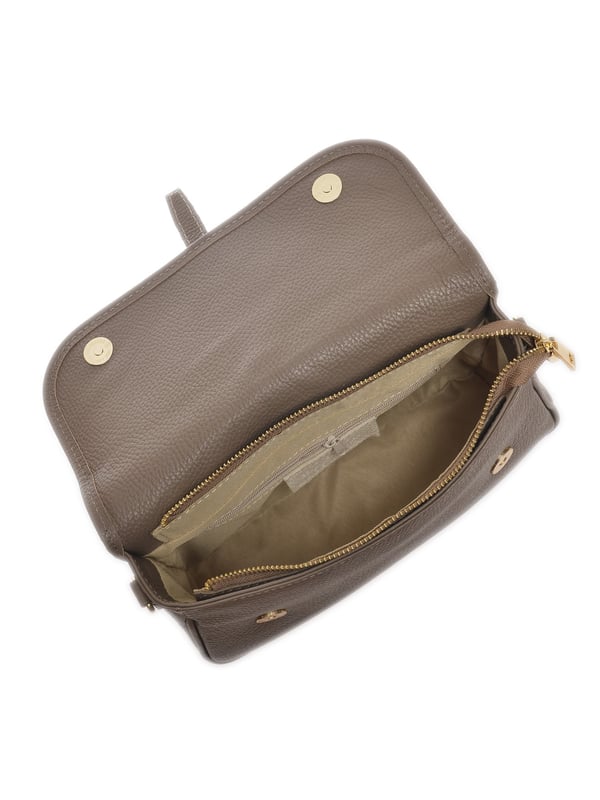 Bolso cruzado  
100% cuero de vaca  
Cierre superior con cremallera  
Solapa magnética frontal sobre cierre  
Bolsillo interno con cremallera  
Dimensiones: 17x25x7 cm  
Correa para el hombro: 120 cm ajustable  