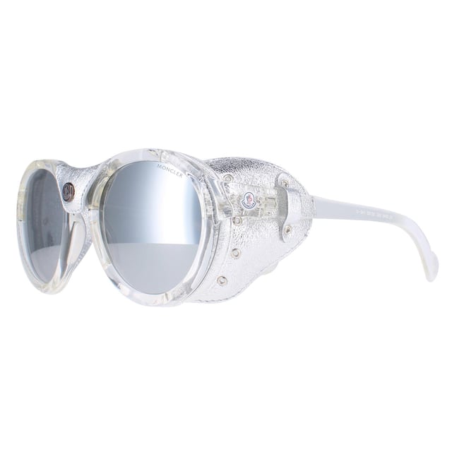 Moncler ML0046 26C crystal silver grey silver mirror zonnebril is een ronde stijl gemaakt van lichtgewicht acetaat. Hij heeft verwijderbare leren inzetstukken aan de zijkant voor extra bescherming en het Moncler-logo op de poten.