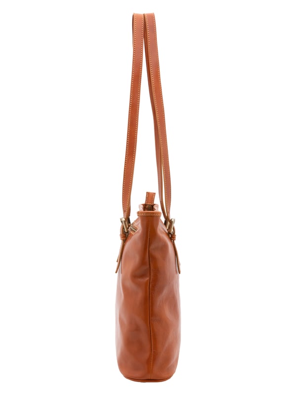 Bolso bandolera para mujer. El cierre es con cremallera. Los bolsillos internos son dos con cremallera y dos abiertos. Los bolsillos externos son uno en la espalda con cremallera. Falta la correa para el hombro. El mango es de piel. Hay dos compartimentos internos. El material exterior es auténtica piel de vacuno. Internamente está forrado en algodón. Medidas: 31x41x10 cm. Hecho en Italia