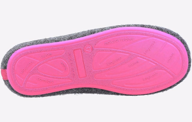 Trots vervaardigd van een boven- en voering van 90% gerecycled polyester. De goede pantoffel is een must-have dit seizoen met zijn superzachte biologisch katoenen sok en 100% gerecycled schuimbed. Gemaakt met een duurzame natuurlijke rubberen zool voor extra grip en comfort.