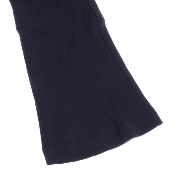 Leggings acampanados para niña confeccionados en un suave tejido de canalé, diseñados para combinar comodidad y estilo moderno. 

Estos leggings se ajustan de manera ceñida en la parte superior y se amplían desde las rodillas, creando un elegante efecto acampanado. 

El tejido elástico garantiza libertad de movimiento, mientras que la cintura elástica proporciona un ajuste cómodo y seguro. 

Ideales para un look casual o para combinar con atuendos más formales, estos leggings son una opción versátil y moderna para cualquier ocasión.
 Composición: 94% Algodón, 6% Elastano
 Cuidados:
- Lavar a máquina con agua fría.
- Utilizar colores similares en el lavado.
- Evitar el uso de blanqueadores.
- Secar a baja temperatura en secadora.
- No planchar.
- No lavar en seco.