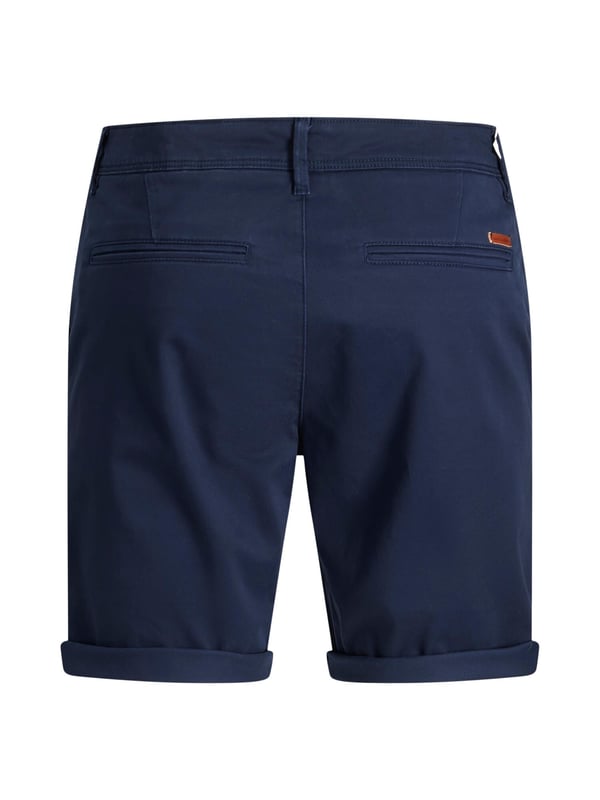 Jack & Jones chino shorts Are you looking for comfortable and stylish shorts for the summer? Then the chino shorts from Jack & Jones are just the thing for you. These shorts are made from a soft cotton blend and have a regular fit with a mid-rise waist. They have five practical pockets and a zip fastening. Whether you combine them with a shirt or a T-shirt, these shorts go with any outfit. Order the chino shorts from Jack & Jones in your favourite colour now and enjoy the summer to the full.