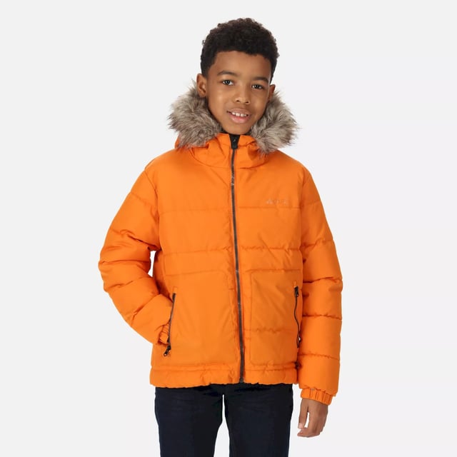 Regatta Childrens/Kids Faux Fur Trim Parka (Ahorn) Äußere Materialien: 100% Polyester. Stoff: Mikro-Popeline. Innenfutter: Polyester, Taft. Design: Abzeichen, Logo. Besätze: Reflektierend. Stofftechnologie: Strapazierfähig, isolierend, schnell trocknend, Thermo-Guard. Innere Reißverschlussabdeckung, gepolstert, gedrucktes Namensetikett, genähte Blenden. Manschette: Elastisch. Halsausschnitt: Kapuze. Ärmel-Typ: Langärmelig. Kapuzen-Merkmale: Kunstpelzbesatz, an der Kapuze angewachsen. Taschen: 2 Seitentaschen, Reißverschluss. Verschluss: Durchgehender Reißverschluss. Saum: Gummizug.