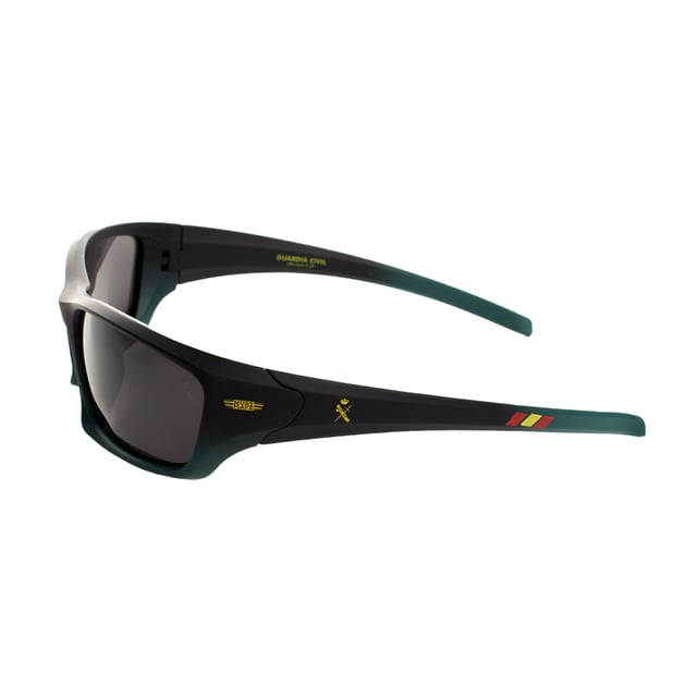 Must Have Guardia Civil sports sunglasses with a wraparound design, ideal for outdoor activities that require complete protection and a secure fit.

 Made of polycarbonate, they offer lightness and durability, perfect for prolonged use.

 Equipped with UV 400 protection polarized lenses, they block 100% of UVA and UVB rays, reducing glare and providing clear vision in sunny environments.

 They include a cloth cover to protect them when not in use.

 These glasses are ideal for security forces or for sports activities, providing comfort, protection and stability in any situation."
 Measures: Lens height: 43 mm, Lens width: 69 mm, Bridge: 10 mm, Temples: 110 mm
 Composition: Polycarbonate
 Care:
- Wash only with water or, if necessary, a mild soap.
 - Dry with a soft cloth to avoid scratches.
 - Avoid contact with harsh surfaces or abrasive liquids.