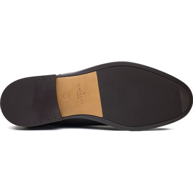 Zapatos Duke Master de Hackett London Adéntrate en el mundo de la sofisticación con los zapatos Duke Master de Hackett London. Elaborados a mano en Portugal, estos zapatos Derby marrones presentan un lujoso upper de cuero con delicadas costuras decorativas que adornan cada lado, mientras que la plantilla de cuero curtido acaricia tu pie con cada paso. Estos zapatos con cordones elevarán tu estilo de inteligente a magistral con su elegante y pulido suela que garantiza una elegancia antideslizante.