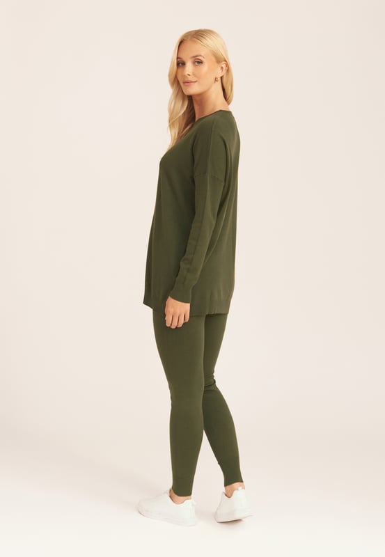 Diese khakifarbenen Soft-Touch-Leggings sind ein Grundnahrungsmittel für den Herbst/Winter und lassen sich perfekt mit übergroßen Kapuzenpullis, Grobstrick und grafischen T-Shirts kombinieren.- Hoher Bund- Gebürstete Baumwolle- Schmale Passform