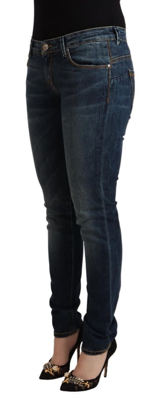 Marke: ACHT  
Material: 99% Baumwolle 1% Polyester  
Passform: Slim  
Taille: Niedrig  
Farbe: Blau gewaschen  
Verschluss: Reißverschluss  
Details: Logo  
Material: 99% Baumwolle 1% Polyester