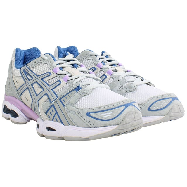 Asics Gel-Nimbus 9 Zapatillas de Mujer en Gris, un pináculo de comodidad y rendimiento diseñado para elevar tu experiencia de carrera. Estas zapatillas están meticulosamente elaboradas para proporcionar una excepcional amortiguación, soporte y estilo para la corredora dedicada. Aquí están las características clave que definen el Gel-Nimbus 9:

 Amortiguación Gel Revolucionaria: El Gel-Nimbus 9 cuenta con la renombrada tecnología de amortiguación Gel de Asics, estratégicamente colocada a lo largo de la zapatilla para ofrecer una superior absorción de impactos. Esto garantiza un paseo suave y cómodo, minimizando el impacto en tus articulaciones y mejorando tu experiencia de carrera en general.

 Tecnología de Media Suela FluidRide: La media suela FluidRide ofrece una combinación perfecta de propiedades de rebote y amortiguación. Este material ligero pero duradero mejora la capacidad de respuesta de la zapatilla, asegurando una zancada suave y eficiente.

 Sistema Adaptable de Sujeción en el Talón: El Sistema de Sujeción en el Talón está diseñado para proporcionar un ajuste seguro y adaptativo alrededor del talón, minimizando el deslizamiento y asegurando estabilidad durante tus carreras. Esta característica es particularmente beneficiosa durante entrenamientos de alta intensidad.

 Parte Superior Transpirable y Ligera: Las zapatillas cuentan con una parte superior transpirable y ligera, permitiendo un flujo de aire óptimo para mantener tus pies frescos y cómodos. El diseño no solo mejora la transpirabilidad, sino que también contribuye a una sensación general de ligereza y agilidad.

 Sistema Guidance Trusstic para la Estabilidad: El Sistema Guidance Trusstic integra líneas de guía para mejorar la eficiencia de la marcha y proporcionar integridad estructural en la zona del mediopié. Este sistema contribuye a la estabilidad y soporte general durante tus carreras.

 Artesanía de Alta Calidad Asics: Asics es sinónimo de calidad, y las Zapatillas de Mujer Gel-Nimbus 9 en Gris muestran el compromiso de la marca con la excelencia. Estas zapatillas están diseñadas para resistir las exigencias del running regular, asegurando durabilidad y fiabilidad.