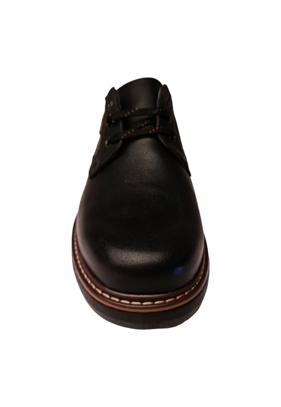 Zapato cerrado de hombre con cierre de cordones con detalles de costuras en su parte trasera. Cuenta con una cómoda suela y una planta antideslizante.