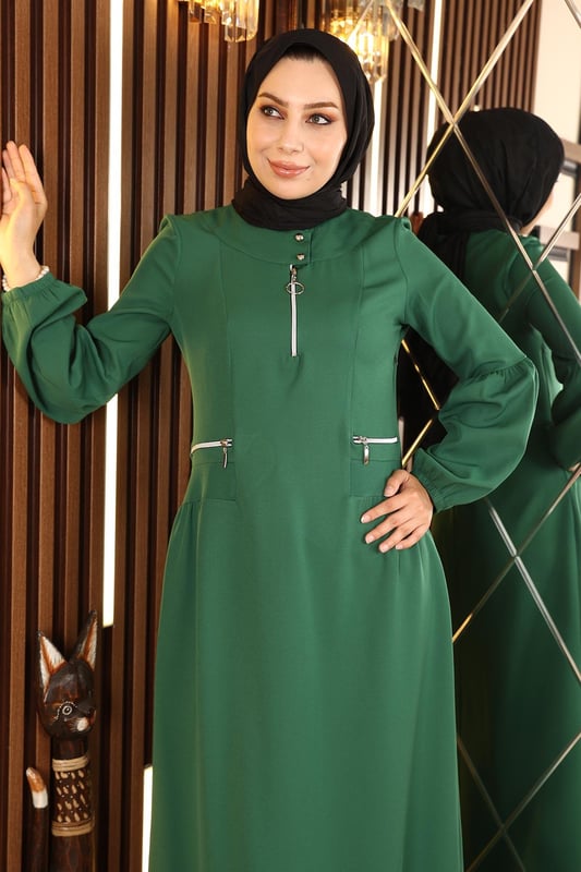 Stoffmerkmal: Hergestellt aus Kreppstoff.Produktmerkmal: Es handelt sich um ein neues Hijab-Modell der Saison. Es ist ungefüttert und verfügt über einen halben Reißverschluss und zwei Knöpfe, die von vorne verwendet werden können. Außerdem hat es einen seitlichen Reißverschluss. Die Manschetten sind elastisch und der Gürtel ist verstellbar. Aufgrund von Konzeptaufnahmen kann es leichte Farbunterschiede im Produkt geben. Das Model trägt Größe 38. Größe 38 Produktlänge: Kleidermaße: Produkt