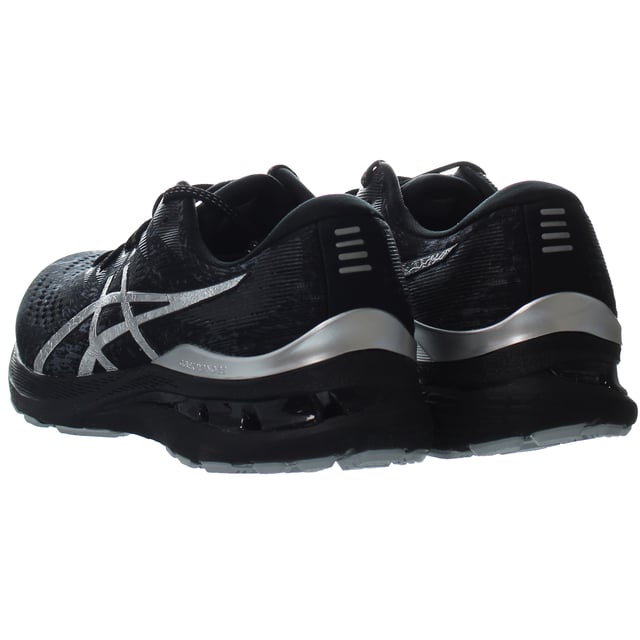 El zapato Gel-Kayano® 28 de la colección Platinum crea un paso estable que te mueve hacia una mentalidad equilibrada. Este diseño presenta una paleta de colores principalmente plateada acentuada con un acabado iridiscente en las rayas de ASICS y el mostrador del talón. Para mejorar la estabilidad y la capacidad de respuesta, agregamos FF Blast ™ amortiguando a la entresuela. Proporciona una sensación suave y de apoyo en cada paso. La nueva forma de tecnología Gel® del entrenador ofrece un paso suave, lo que le permite experimentar un aterrizaje más suave sin perder velocidad.