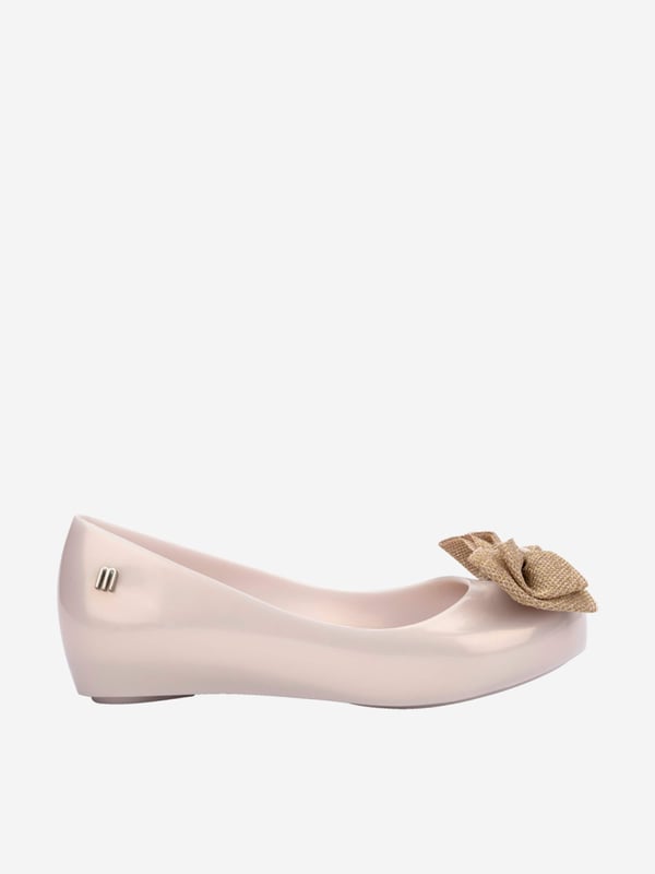 Introducing the exquisite Girls Ultragirl Sweet XII Ballerinas in Ivory by mini melissa, a timeless addition to any girl's wardrobe. This designer footwear blends classic charm with modern flair, ideal for any season. Here are the key features: Elegant Ivory Finish: A luxurious, neutral tone that complements any outfit. Comfort Design: Crafted for all-day comfort, ensuring your little one can play and explore without restraint. Durable Material: Made with high-quality materials to withstand the joys of childhood. Chic Detailing: Features lovely accents for that extra touch of glamour.Step up her style game with these charming ballerinas! Perfect for parties or casual wear. Order now!
