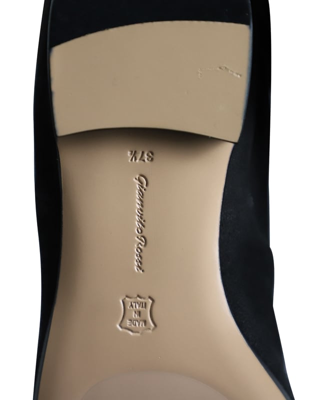 VINTAGE, RRP AS NEW
The Felder Over-the-Knee Boots by Gianvito Rossi is an elegant autumn wardrobe essential for the stylish woman. Crafted from smooth grey suede, these boots feature an over-the-knee style, round toes, low block heels, and an easy slip-on style. Pair them with your favorite coat for a chic autumn ensemble.

Gianvito Rossi Felder Flat Over-the-Knee Boots in Grey Suede
Condition: Excellent
Sign of wear: Light marks on the suede
Material: Suede
Color: Grey
Size: IT37.5 / UK4.5 / US7.5
SKU: 302515