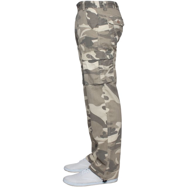 Estos pantalones de trabajo KZ116 Kruze Camo cuentan con 2 bolsillos delanteros, 2 bolsillos traseros abotonados, 2 bolsillos laterales Velcro y un cierre de cremallera. Hechos a mano con 65% de poliéster y 35% de algodón, estos pantalones de combate son un ajuste holgado con palanca ajustable a los dobladillos.
