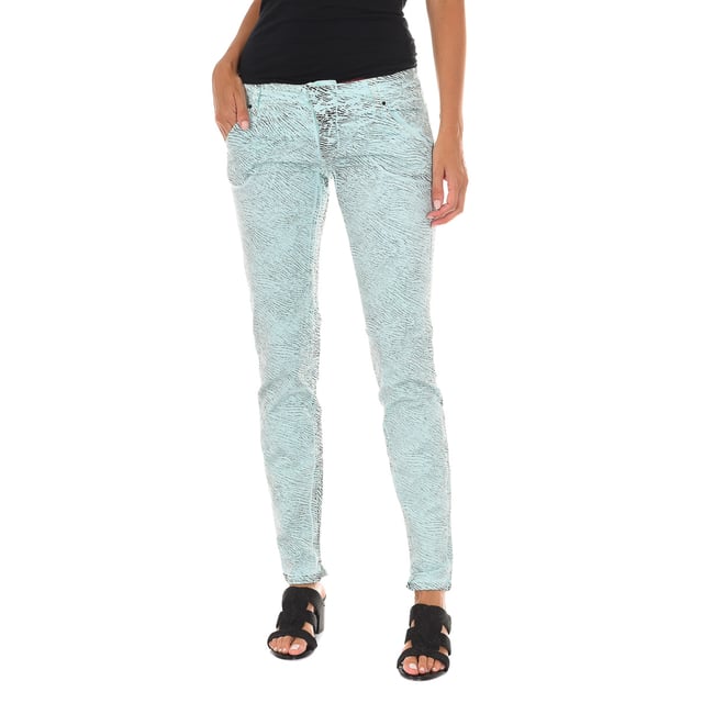 Long pants. 
 Color Green-animal print 
 Belt loops. 
 Button and zip closure on the front. 
 Two pockets on the front. 
 Two fake pockets on the back. 
 Narrow cut hem. 
 Matching seams. 

 Composition: 
 - 98% Cotton - 2% Elastane. 

 Washing instructions: 
 - Wash maximum at 40ºC. 
 - Iron at medium temperature. max. 110ºC. 
 - Lets you use a dryer. 
 - Do not use bleach. 
 - Does not support dry cleaning. 

 Composition: 98% Cotton, 2% Elastane
 Care:
- Wash maximum at 40ºC.
 - Iron at medium temperature. max. 110ºC.
 - Allows you to use a dryer.
 - Do not use bleach.
 - Does not support dry cleaning.