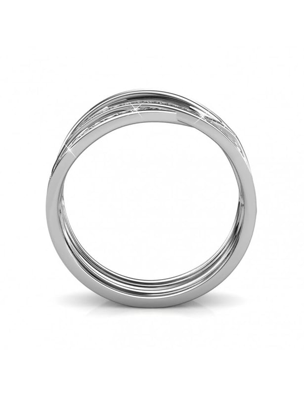 Criss cross-ringen är infattad med kristaller av mycket hög kvalitet, den kommer att tillfredsställa dem som letar efter en ring med styrka. I färgerna Rose Gold eller Silver, klä dina fingrar under alla omständigheter.