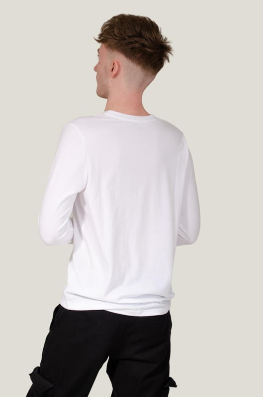 Every guy needs a soft long sleeve cotton blend top like this.  Soft stretchy and super comfy, with the classic original GAP logo on front.  Crew Neckline and a relaxed fit.
Fit: Relaxed, Sizing: As expected