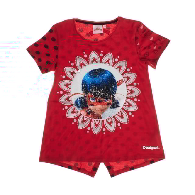 Esta camiseta manga corta Desigual para niña destaca por su diseño interactivo y llamativo. 

En el centro, tiene un gran estampado adornado con lentejuelas reversibles, que permiten cambiar la imagen al pasar la mano sobre ellas, añadiendo un toque divertido y único. 

Las mangas presentan un diseño gráfico con detalles que complementan el estilo de la prenda. 

Presenta un corte en la parte trasera que añade un detalle moderno y diferenciador.

Con un patrón de puntos en distintas zonas, esta camiseta ofrece un look moderno y vibrante, ideal para niñas que buscan destacar con una prenda cómoda y llena de personalidad.
 Composición: 100% Algodón
 Cuidados:
- Lavar en agua fría al revés.
- Usar un ciclo de lavado suave o delicado.
- Usar secadora a baja temperatura.
- Planchar al revés.