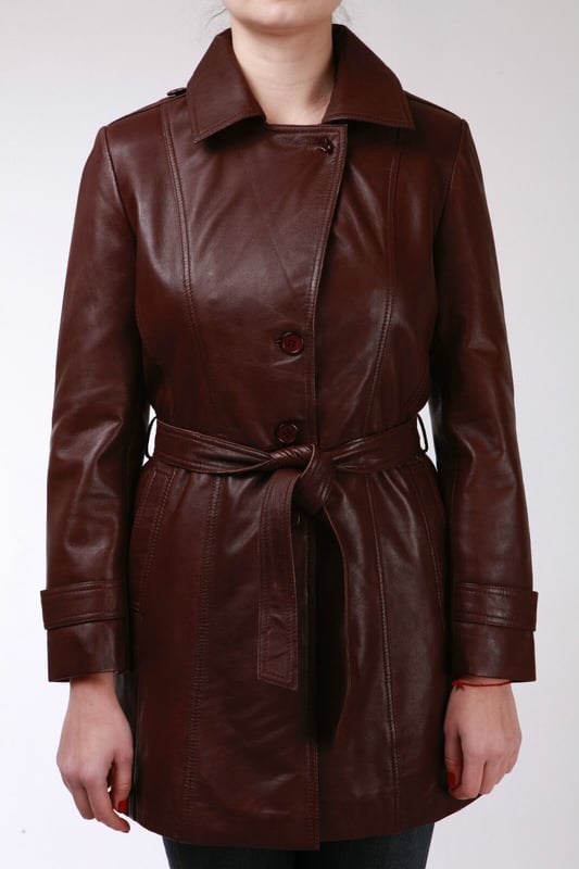 Verhoog je stijl met ons Ã‚Â¾ lange leren jack, ontworpen voor verfijning en veelzijdigheid in alle seizoenen. Dit jasje belichaamt de klassieke trenchcoatstijl, met een dubbele rij knopen die kan worden vastgemaakt met drie knopen voor een gepolijste look of open kan blijven voor een relaxte sfeer. De eigentijdse verstelbare tailleband voegt een chique toets toe aan het kledingstuk en versterkt het unieke karakter. Belangrijke ontwerpelementen:  Vervaardigd uit 100% premium ultrazacht nappaleer voor ongeëvenaarde kwaliteit en comfort. Inclusief een leren tailleband die een aanpasbare en flatterende pasvorm mogelijk maakt. Twee subtiele taillezakken bieden functionaliteit en opbergruimte. Double-breasted ontwerp met een sluiting met drie knopen en een brede revers met inkepingen voor een tijdloze stijl. Unieke strikbanden bij de manchetten bieden karakter en verstelbaarheid voor comfort.  /ul> Deze jas combineert moeiteloos klassieke trench-elementen met eigentijdse flair, waardoor het een veelzijdige toevoeging aan je garderobe is. Ervaar verfijning en stijl met dit uitzonderlijke stuk.