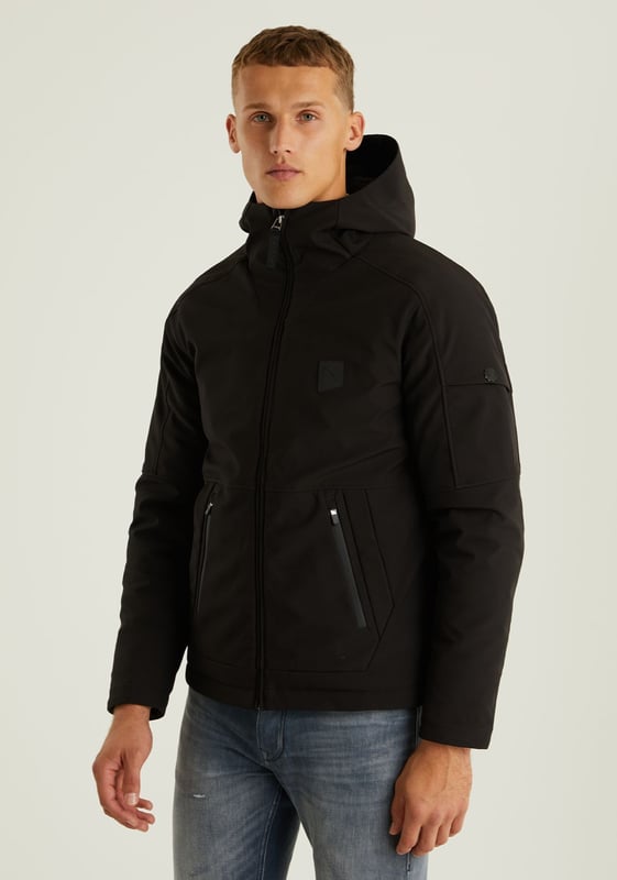Passform & Material Die Saturn Climate ist ein kurzes und tailliertes Winterjackenmodell. Es handelt sich um eine Jacke mit einer Außenschicht aus Softshell. Diese Schicht sorgt dafür, dass die Jacke wasserabweisend, winddicht und atmungsaktiv ist und Sie warm hält.  Details Diese Winterjacke hat 5 Taschen, darunter zwei Seitentaschen, eine mit Reißverschluss und eine mit Knopfverschluss auf beiden Seiten. Auf der Innenseite befindet sich eine Innentasche mit Reißverschluss. Außerdem hat die Jacke eine verstellbare Kapuze und unverwechselbare CHASIN'-Details.  Eigenschaften Softshell Wasserabweisend Winddicht Atmungsaktiv Warmhalten Verstellbare Kapuze 5 Taschen Kunststoffreißverschluss CHASIN'-Details