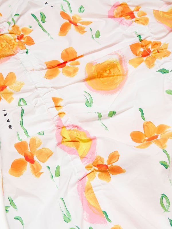 Marni portray dreamy, otherworldly designs in their beautiful handcrafted aesthetics. This girls white poplin dress is a piece to be everlastingly loved. Crafted in high quality cotton with all-over marigold print and orange suns. It showcases balloon sleeves and delicate gathered details.   100% Cotton
