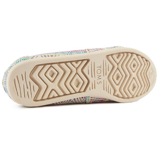Devuelve la primavera a tu paso con las zapatillas de lona TOMS Alpargata que cuentan con una parte superior de lona estampada de colores. refuerzo elástico y construcción liviana con plantilla de espuma Ortholite y duradera. suela cómoda. Este icónico zapato sin cordones es lo último en calzado informal. haciendo que sea fácil ir fácil. feliz y casual sin esfuerzo.