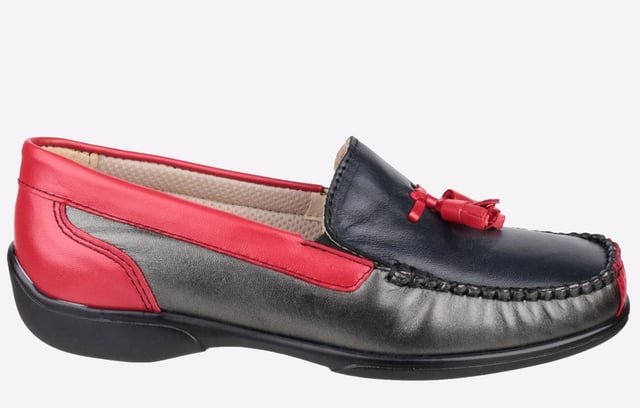 De Cotswold Shoes Biddlestone is een stijlvolle instap leren mocassin schoen. Glad leren bovenwerk met overlays en stikaccenten. Gevoerd aan de binnenkant voor comfort gedurende de hele dag. Comfortabele platte zoolunit.